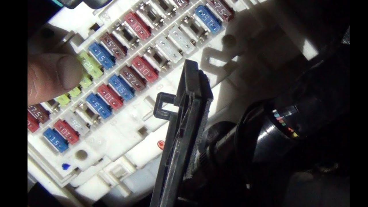 Замена предохранителя №6 люка в тойота королла Е150. смотреть онлайн