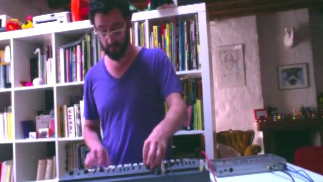Yan Hart-Lemonnier - La techno c'est rigolo (Roland SH-101 + TR-606) смотреть онлайн