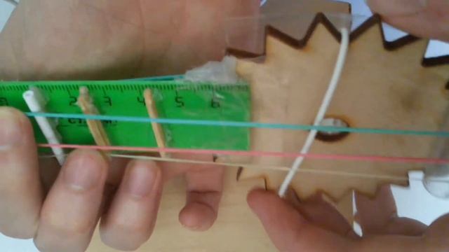 Самодельная гитара-балалайка. Играет на самодельной гитаре. смотреть онлайн