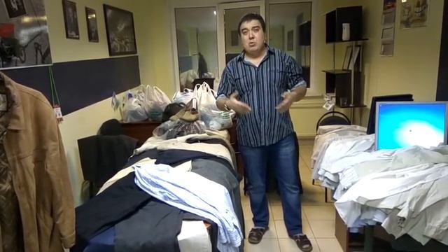 Фонд раздает мужскую одежду нуждающимся гражданам смотреть онлайн