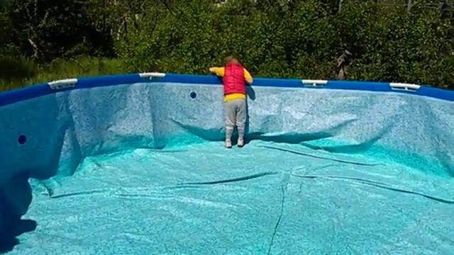 Катя на даче #1 Катя собирает бассейн. смотреть онлайн