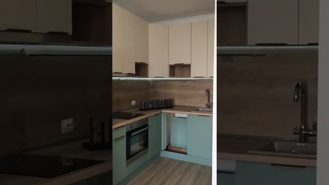 Кухня в ЖК Краски Лета. Ванильно зелёная матовая кухня с деревянным фартуком и столешницей. Проша смотреть онлайн