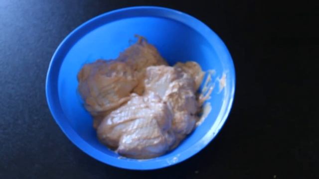 Очень вкусные ,с золотистой корочкой ,сочные куриные бедрышки,запеченные в духовке. смотреть онлайн