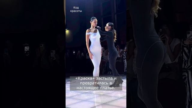 Жидкое платье на Белле Хадит платье выглядит фантастически, но это реальность смотреть онлайн