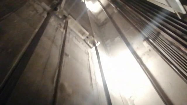 Едем на лифте вне кабины (на крыше) по шахте на 1.6м\с смотреть онлайн