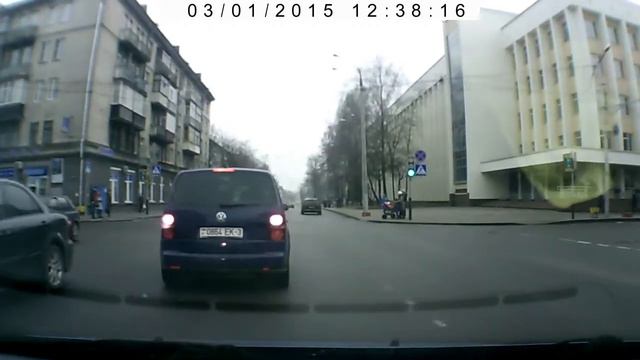 VW поворачивает где запрещено смотреть онлайн