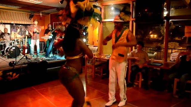 Halima and Joe dancing to Batucada & Samba with La Boom Cosmos смотреть онлайн
