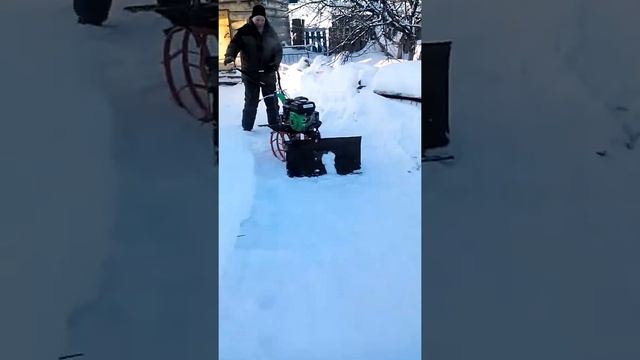 Мотоблок Энергопром чистит снег))) смотреть онлайн