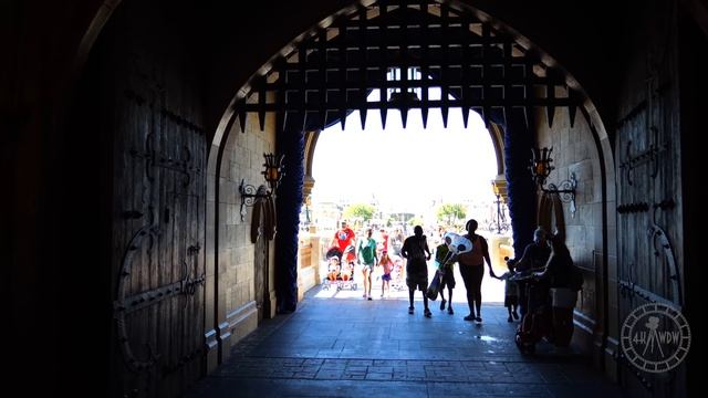 Magic Kingdom 2022 Long Morning Walkthrough in 4K | Walt Disney World Orlando Florida August 2022 смотреть онлайн