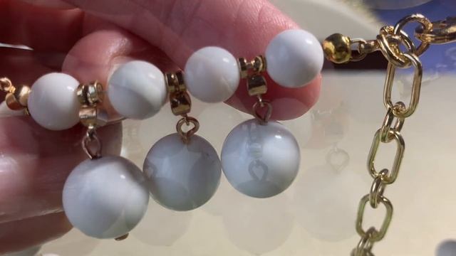 Белоснежный цвет в эффектном колье ! Белоснежный агат с аметистом в браслете и серьгах ! смотреть онлайн