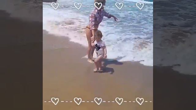 Греция 2018. Майя с мамой бегают на пляже. смотреть онлайн