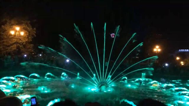 Последний день работы поющего фонтана в Челябинске смотреть онлайн