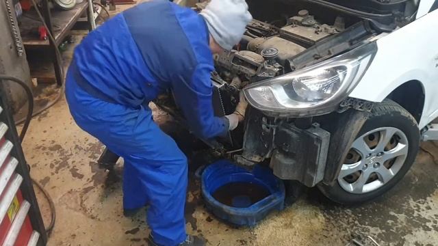 Замена радиатора Hyundai Solaris (таймлапс)