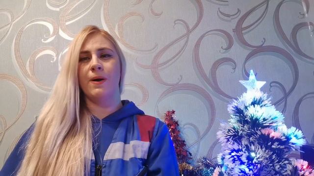 фельдшер скорой помощи поздравляет своих коллег с новым 2021 годом и поет песню Тихая ночь смотреть онлайн