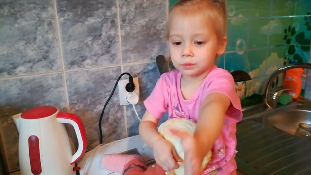 Готовлю с Юлианой. Кушает капусту. Обсуждаем как лечить папу смотреть онлайн