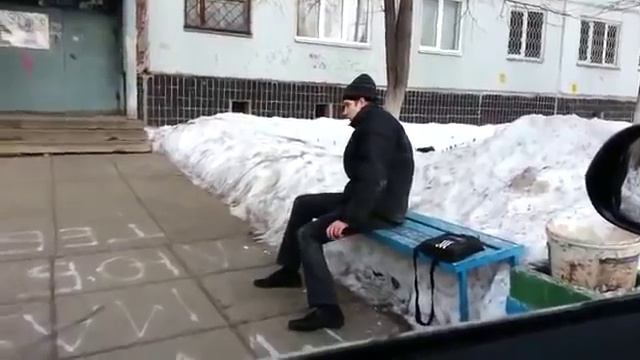 Какими наркотиками. Чувак на приколе смотреть онлайн