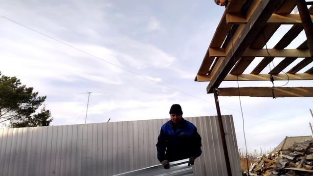 Строим дровник! ... Накрываем крышу профлистом! ... День шестой. смотреть онлайн