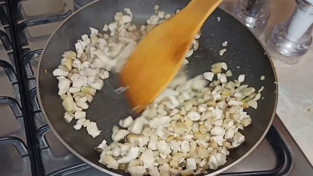 Шампиньоны фаршированные курицей с сыром смотреть онлайн