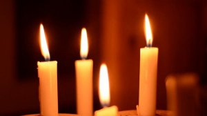 У Иконы  тихо догорают свечи