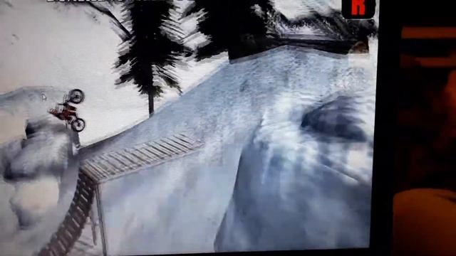 Камил eдет на мотоцикле по снежному лесу.Получится ли пройти препятствия? смотреть онлайн