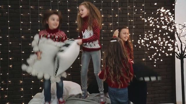 Jingle Bells українською (New Year 2023 - Ukrainian version) смотреть онлайн