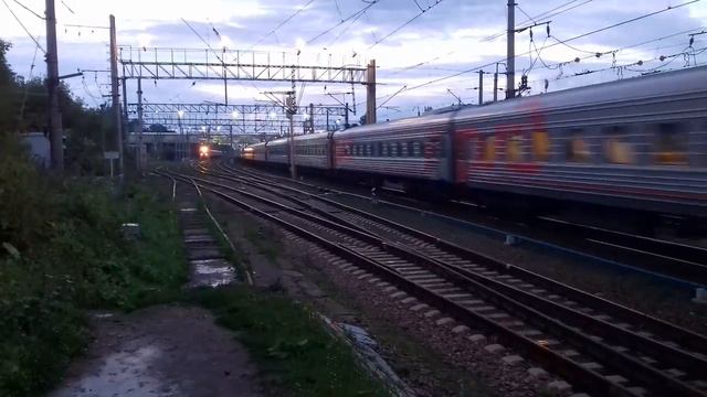 ЭП2К с пассажирским поездом проследует станцию "Клин" смотреть онлайн