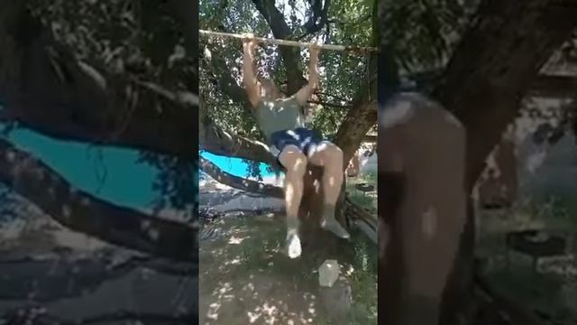 Каждый дед  так сможет в 65 + с раскачкой подтягивание 15 раз