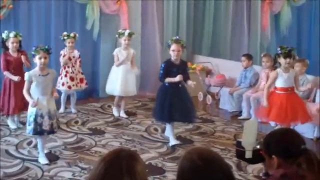 танец ВЕСЕННЯЯ КАПЕЛЬ (Утренник к 8 Марта в д/с №446 г. Харьков) смотреть онлайн