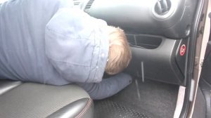 Замена салонного фильтра на ниссан ноут.