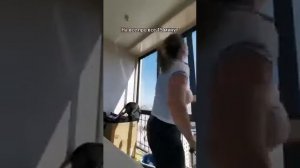 Шваброй легко мыть окна балкона!