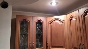 Чистим кухонный гарнитур из натурального дерева.