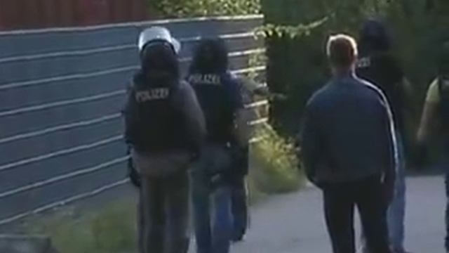 Knifeman tasered by German Police смотреть онлайн