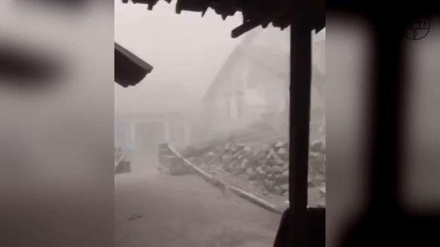 Urgent evacuation! Massive eruption of the Merapi volcano in Java, Indonesia смотреть онлайн