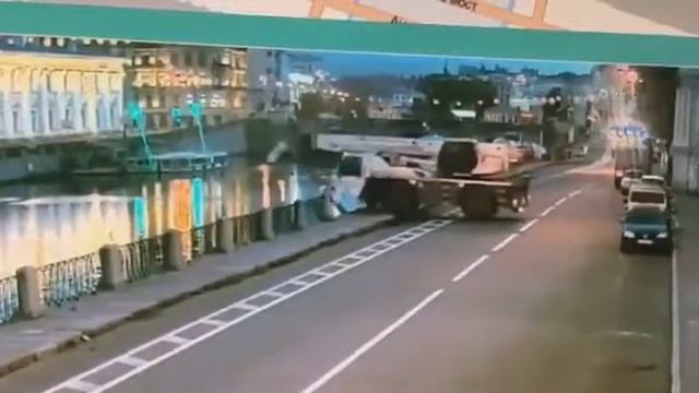 В Санкт-Петербурге автокран упал в реку смотреть онлайн