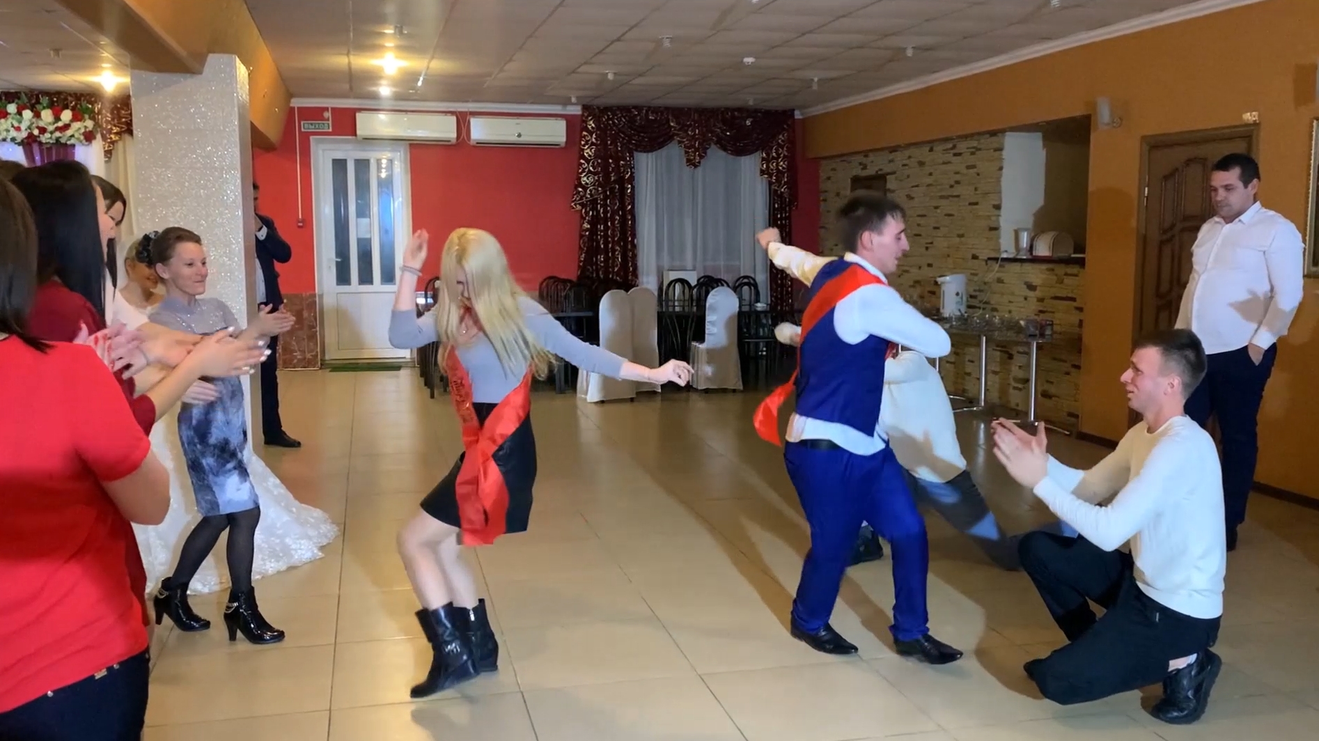 Свидетели убили своим танцем на свадьбе смотреть онлайн