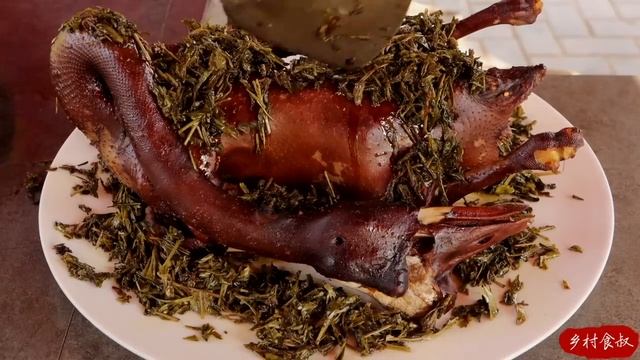 ГУСЬ ТУШЕННЫЙ С ЗЕЛЕНЫМ ЧАЕМ. смотреть онлайн