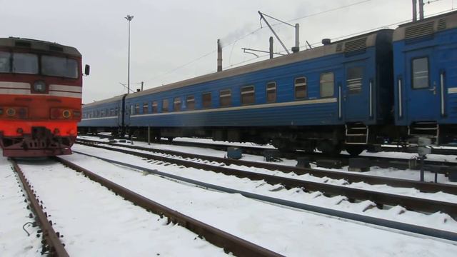 Тепловоз ЧМЭ3-5023 подаёт поезд СПб - Гомель на Витебский вокзал, СПб смотреть онлайн