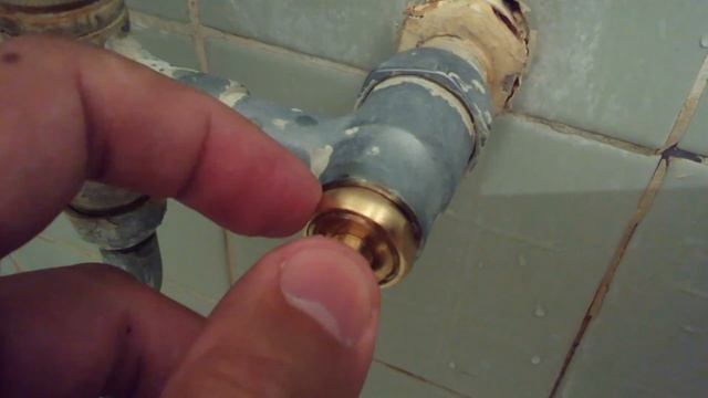 Как правильно установить кран - буксу с керамикой чтобы она не текла по резъбе при открытой воде