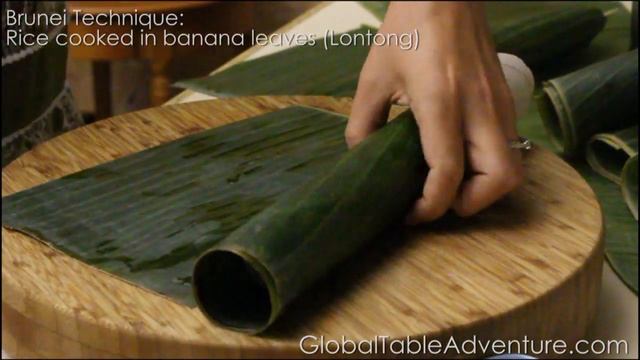 How to fold banana leaves for Lontong (Global Table Adventure) смотреть онлайн