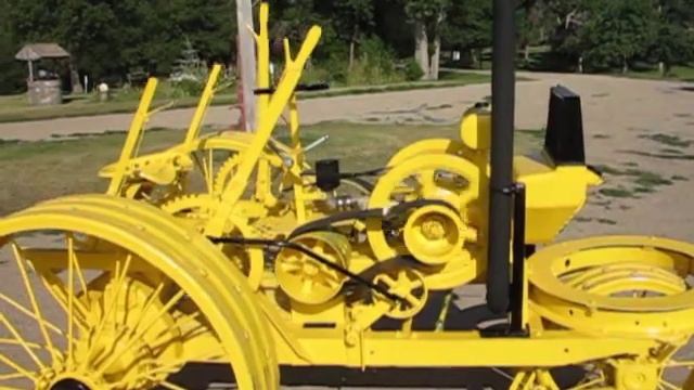 1917 Restored Tractor on Steel, Hit Miss Engine, Belt Pully Drive смотреть онлайн
