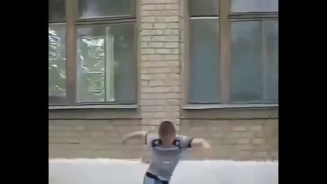 Мужик упал с крыши и стал танцевать смотреть онлайн