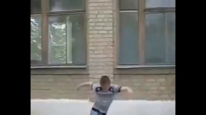 Мужик упал с крыши и стал танцевать