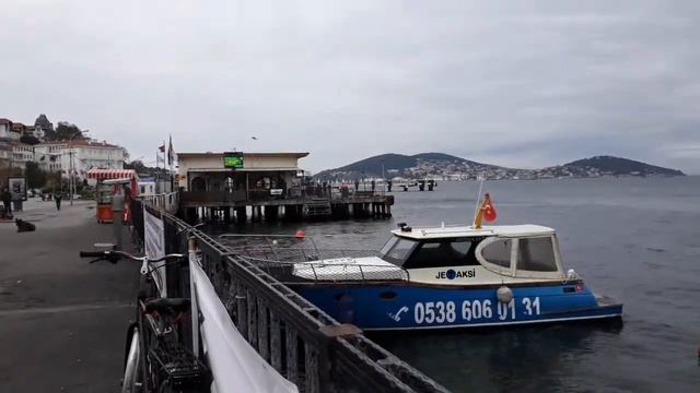 Стамбул. Ноябрь 2018 год. Принцевы острова. Бююкада. Часовая башня. Паромный причал. Набережная. смотреть онлайн