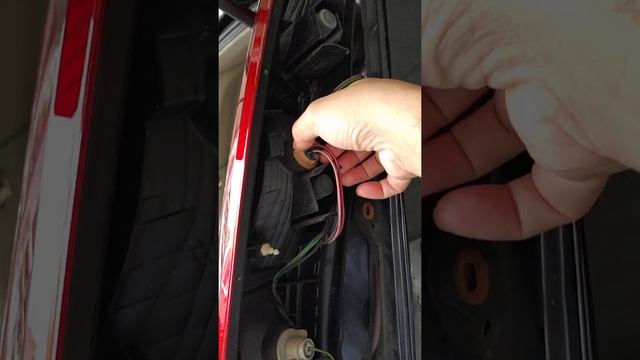Changing Break Light Bulb - Nissan Xtrail смотреть онлайн