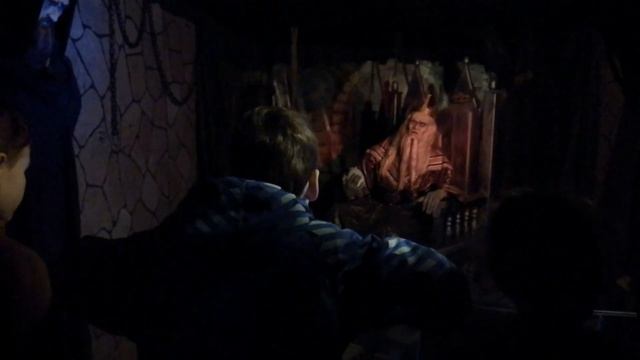 Брат защищает сестру от злодеев из русских народных сказок