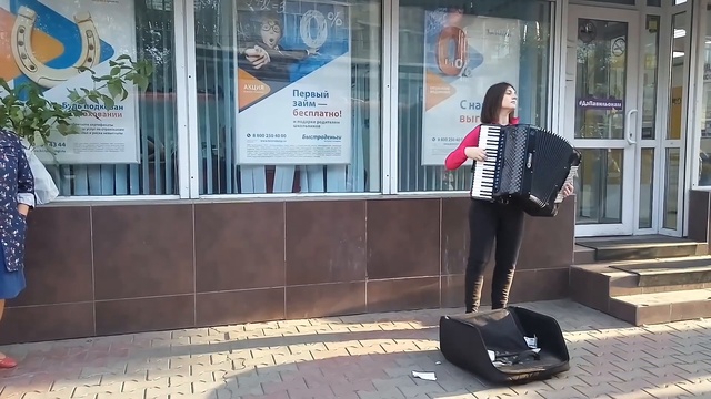 ДЕВУШКА ИГРАЕТ НА АККОРДЕОНЕ ► Душевно смотреть онлайн