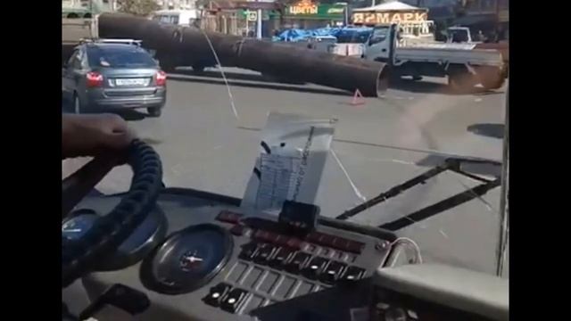 Вывалилась большая труба из кузова Новокузнецк Октябрь 2019 г смотреть онлайн