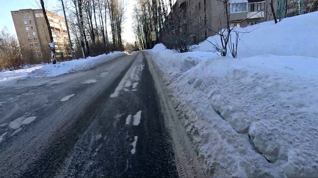 Въезжаем на фэтбайке в Тимоново.Едем по городку к озеру Сенеж.На пути попались ДПС. смотреть онлайн