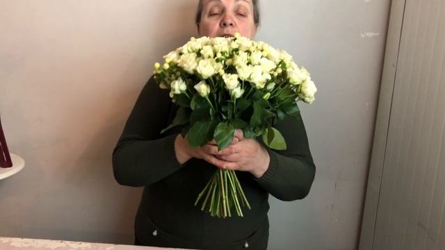 КАК УПАКОВАТЬ БУКЕТ ИЗ КУСТОВОЙ РОЗЫ. ФЛОРИСТИКА смотреть онлайн