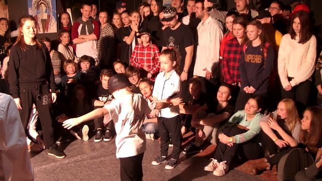Дети поют и танцуют. Battle 0,33. Popping Kids. Настя Iva. смотреть онлайн